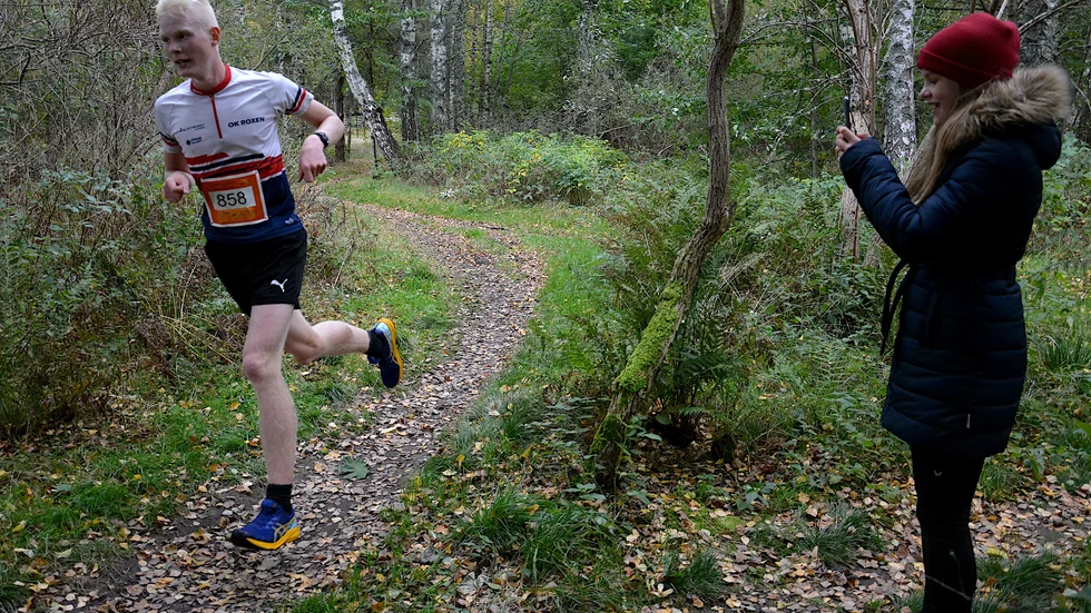 Jacob Påledal, på väg mot segern i 10-kilometersloppet. blir påhejad av systern Linnéa, som själv var första tjej i mål i juniorklassen. Mamma Anna-Stina passerar några minuter senare och blir tvåa i damklassen.