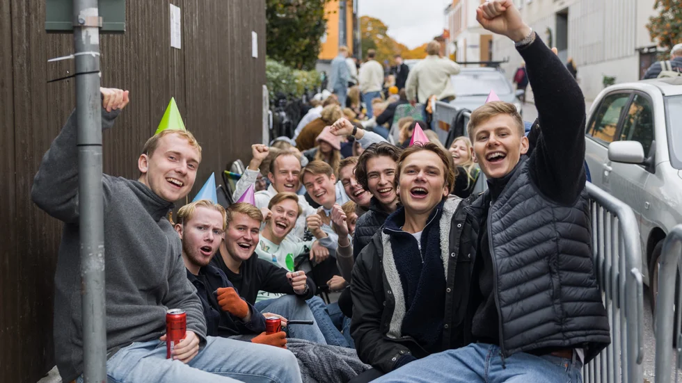 Lång kö till Snerikes när nattklubben öppnas.