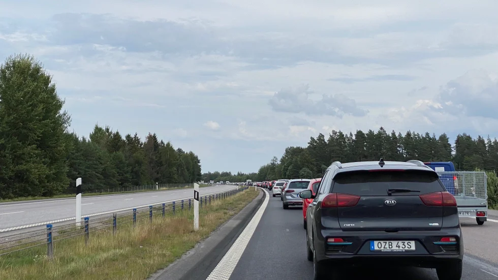 Långa köer bildades på E4 efter att en lastbil fått punktering.