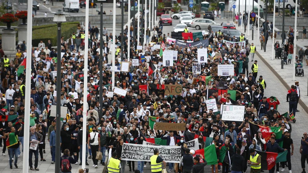 Flera hundra personer samlades i Stockholm för att demonstrera mot talibanernas maktövertagande i Afghanistan.