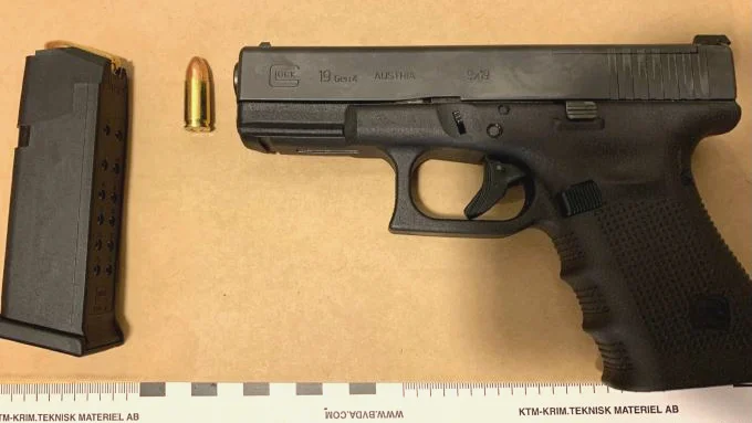 Pistolen med ammunition och patroner låg i 16-åringens jackficka. 