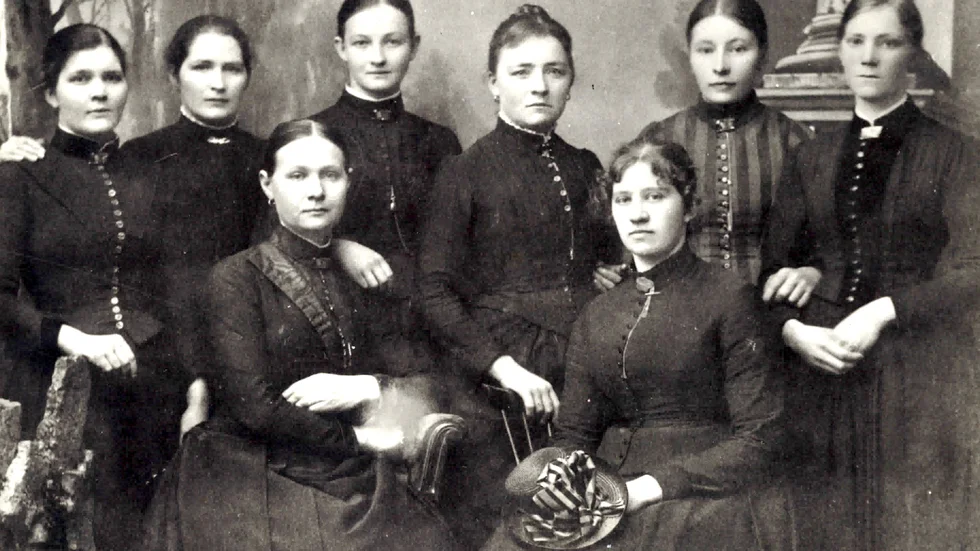 Jungfruföreningen i Finspång på en bild från 1890. Finns i Finspångs kommuns mediaportal.