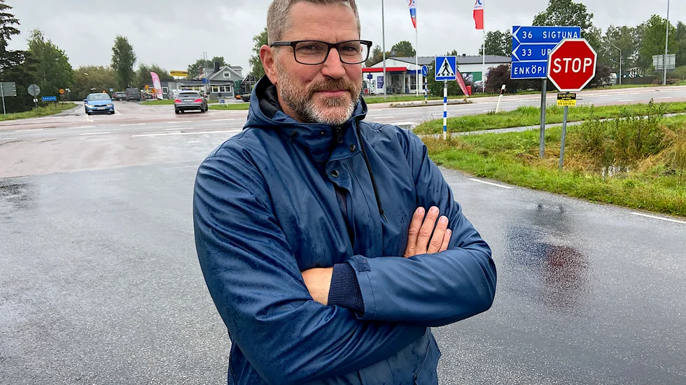 Henrik Isberg Törnros på platsen där han blev påkörd efter en biljakt och avlossade sitt tjänstevapen.