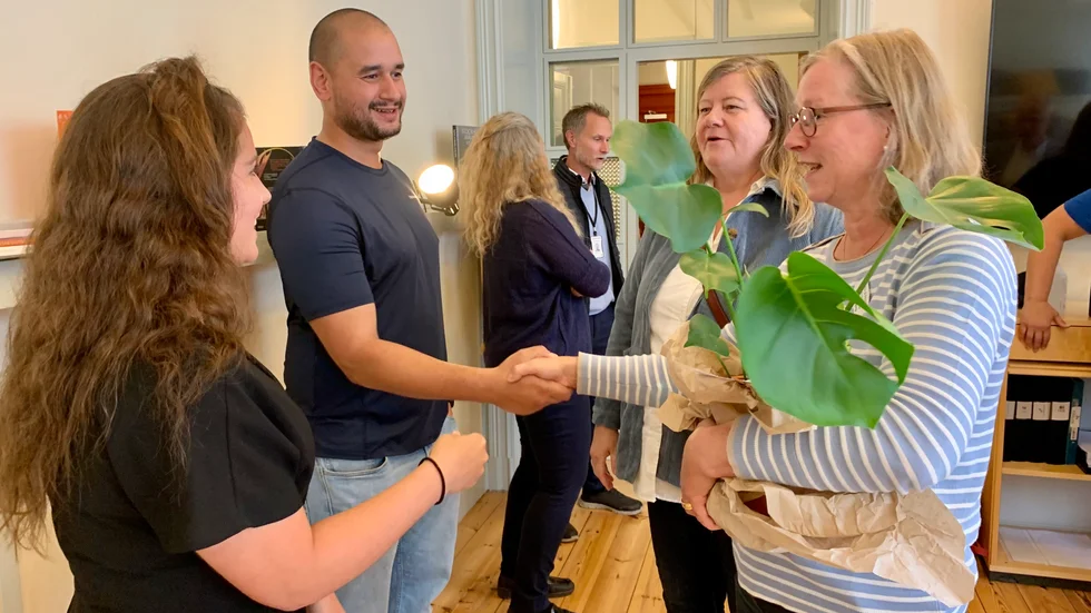 Eva Rydén, verksamhetschef och Lisbeth Sommarström, enhetschef för barn och unga, på Culturum och bibliotek, lämnade över en monstera till de nya grannarna, fritidsledarna Juliet Jakob och Kani Jalil.