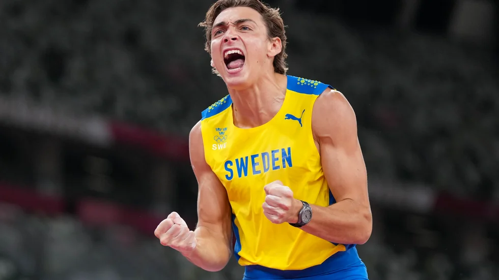 Armand Duplantis efter att han säkrat OS-guldet i Tokyo. Arkivbild.