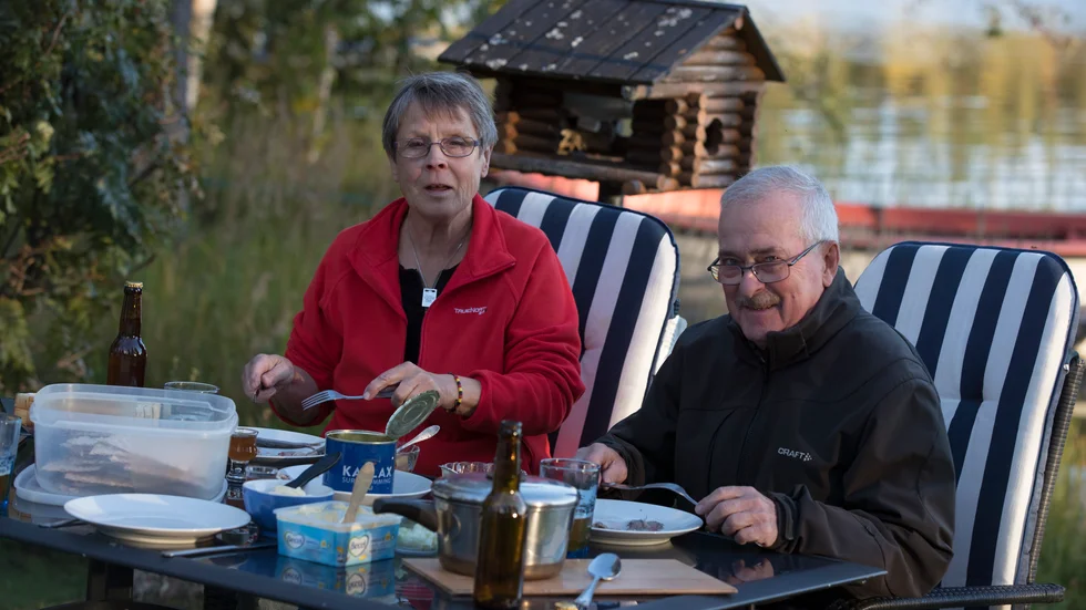 Mona-Lisa Karlsson och Christer Larsson har ett riktigt sommarparadis. Medan någon äter surströmming endast vid premiären väljer andra, som verkligen uppskattar den här rätten, att njuta av den under årets alla tolv månader. 