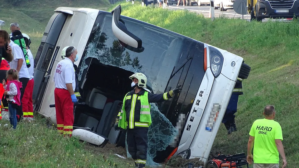 Bussolyckan på söndagen är den andra med dödlig utgång på kort tid. För en vecka sedan (bilden) omkom en person sedan en buss kört av en motorväg på väg till Budapest.