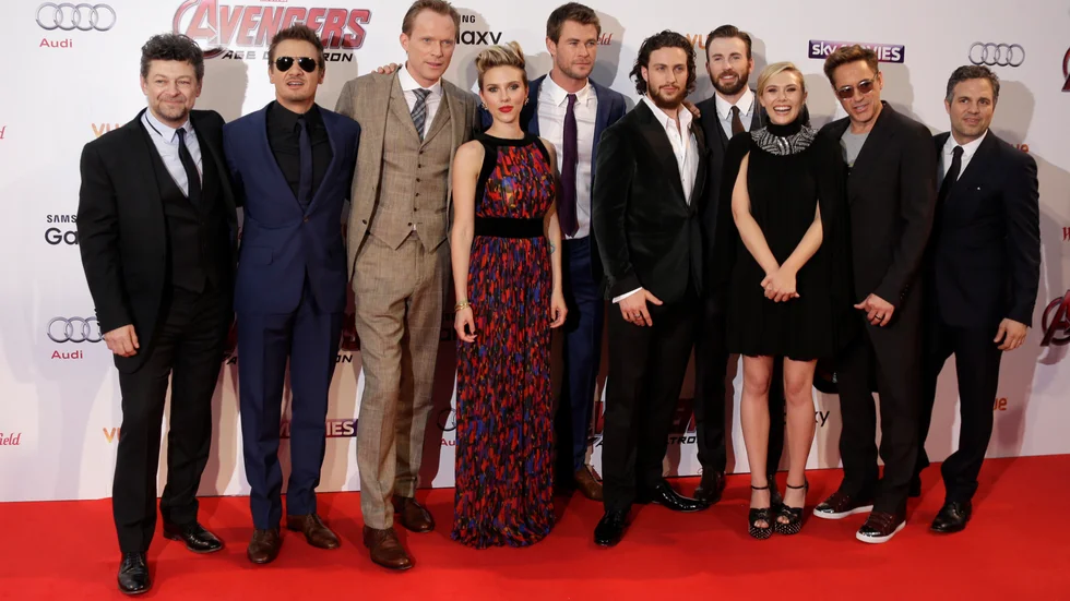 Scarlett Johansson och Elizabeth Olsen med ett antal manliga skådespelare i samband med premiären av "Avengers: Age of Ultron". Arkivbild.