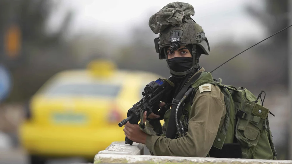 En israelisk soldat vid en vägspärr utanför Nablus. Personen på bilden har inget med texten att göra. Arkivbild.