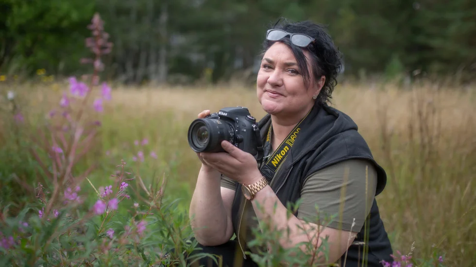 Johanna Sivertsdotter har gått till final i både naturfotografi och fine art. I kategorin fine art är det dessutom med tre bilder.
"En av bilderna är så udda att jag tänkte att den antingen kan vinna hela skiten eller inget alls och nu är jag i final med den", säger Sivertsdotter.