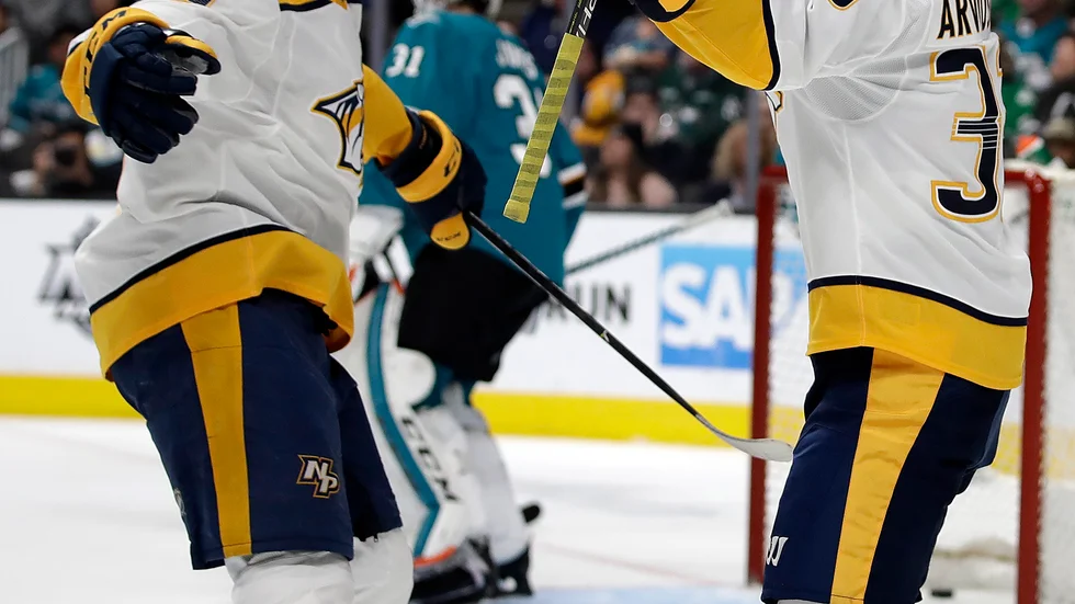 Filip Forsberg och Viktor Arvidsson jublar efter ett av nattens mål mot San Jose Sharks.