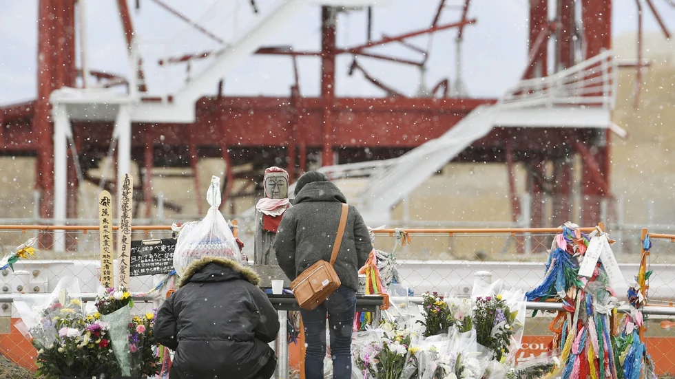 Vid tsunamin 2011 dog 18000  personer och den orsakade även härdsmältan i Fukushima-anläggningen.