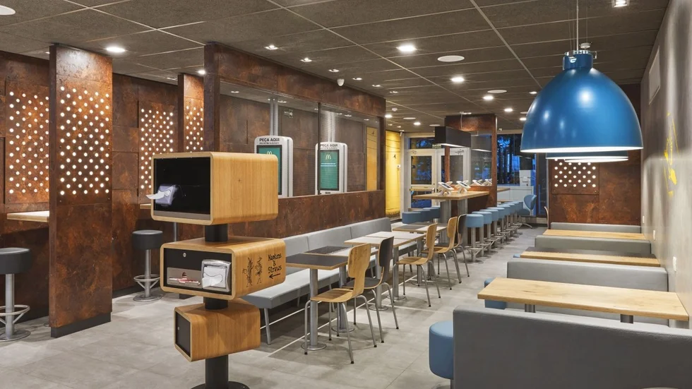 McDonalds utrustar sina nya restauranger med beställningsskärmar – och därefter bordsservering.