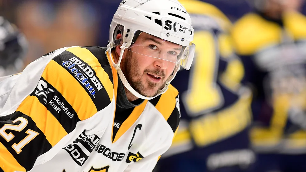 Fortfarande aktuell. AIK har haft exitsamtal med alla spelare. Men när det gäller Jimmie Ericsson och två spelare till är inget beslut spikat.
