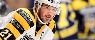 Sportchefen lämnar öppning för tre forwards