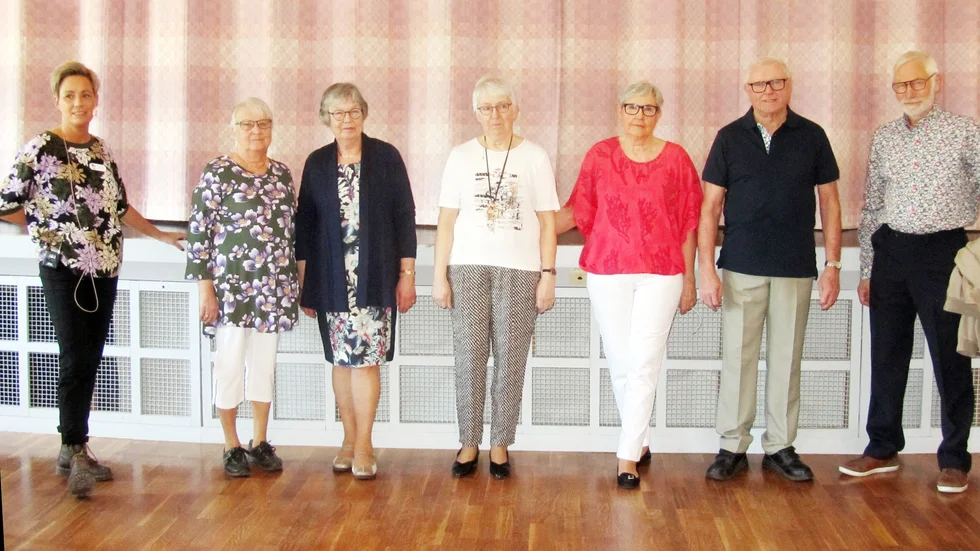 Seniorshopens mannekänger som visade kläder för penionärerna. Från vänster Zara Darehed, Seniorshopen, Eva Enqvist, Marie Stefansson, Maj Arvidsson, Susanne Stenberg, Rolf Sundqvist och Stig Stefansson. Foto: Tore Gabrielsson