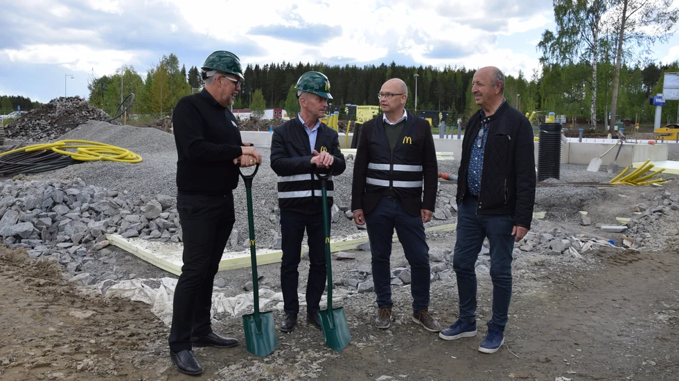 Kommunens näringslivschef Bengt Ivansson (t v)  pratar med representanter för Food Folk Sverige/McDonald's, fr v Magnus Eriksson, Per Widmark och Bo Einarsson.