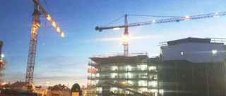 Byggkranar står stilla och byggjobbare är inomhus