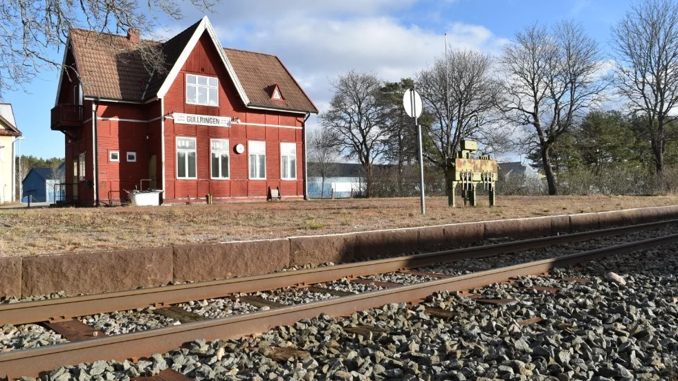 Det gamla stationshuset i Gullringen kan bli till salu. "Kommunen inte har behov av fastigheten för sin verksamhet", skriver Nicklas Skäär (S), ordförande i samhällsbyggnadsutskottet, i mejl.