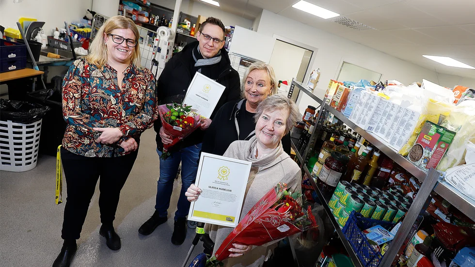 På måndagen prisades Tommy Sjöberg och Ulrica Huselius av Helena Kalaitzis Barrögård och Camilla Helmisdotter med Eskilstuna Stadsmissions utmärkelse för en kärleksfull handling.
