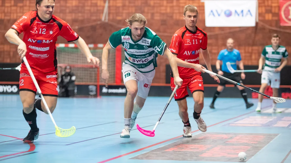 Solfjäderstadens Joel Hermansson och Ledbergs Adam Zetterström i jakt på bollen. Matchen var jämnare än vad siffrorna visar, men Ledberg vann till slut med 7-3.