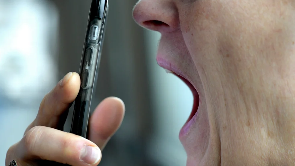 En patient blir läkarundersökt med hjälp av telefonen. Arkivbild.