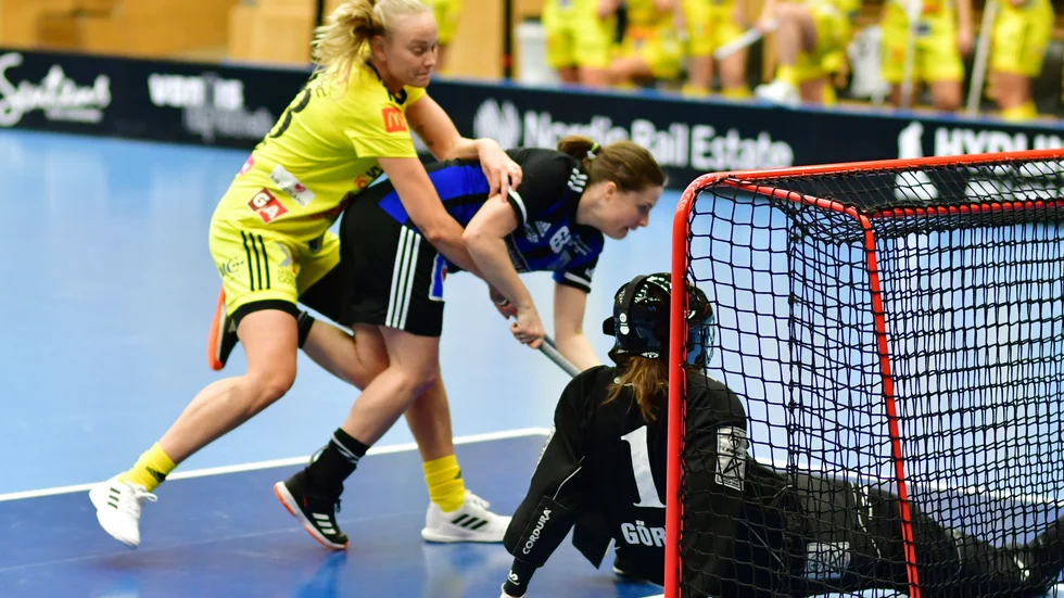 Sara Attermo i blåsvartklädda Sirius får symbolisera lagets kampvilja mot Endre.