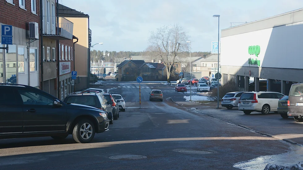 Här ska Rönnbärsgatan grävas upp för att Vemab ska byta gamla och dåliga VA-ledningar innan de går sönder och måste bytas akut, som det blev längre ner för gatan i fjol.