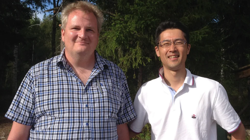 Genomför enkätundersökning. Henrik Sundberg, forskare och biolog, hjälper sina japanska forskarkollegor i Sverige, här Gaku Mitsumata, docent vid Hyogo Universitetet i Kobe.