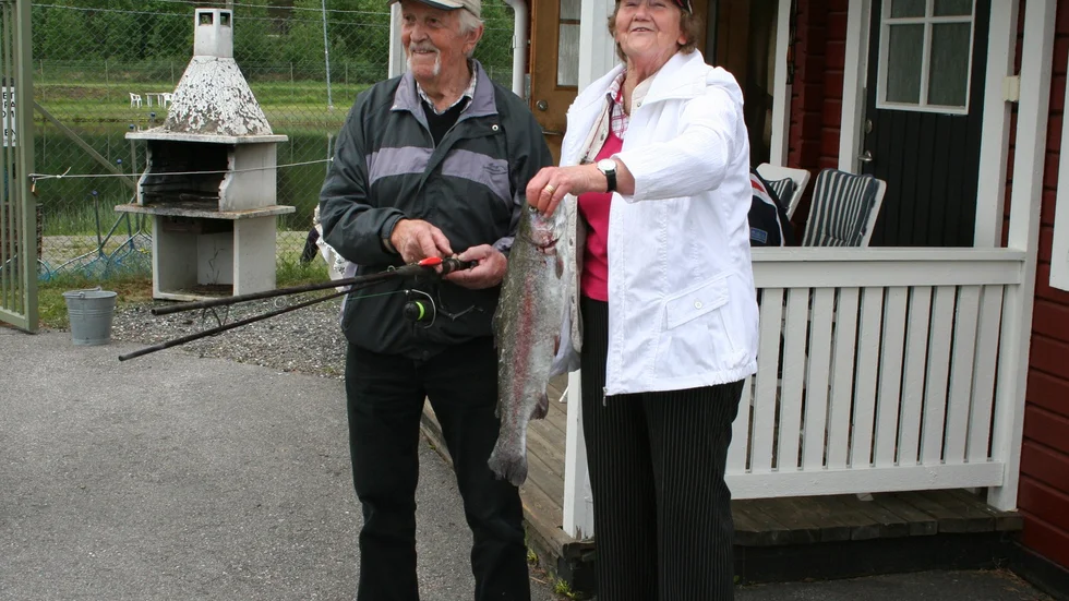 Vann fisketävlingen. Arne Sjögren med fisk och fiskhållare.