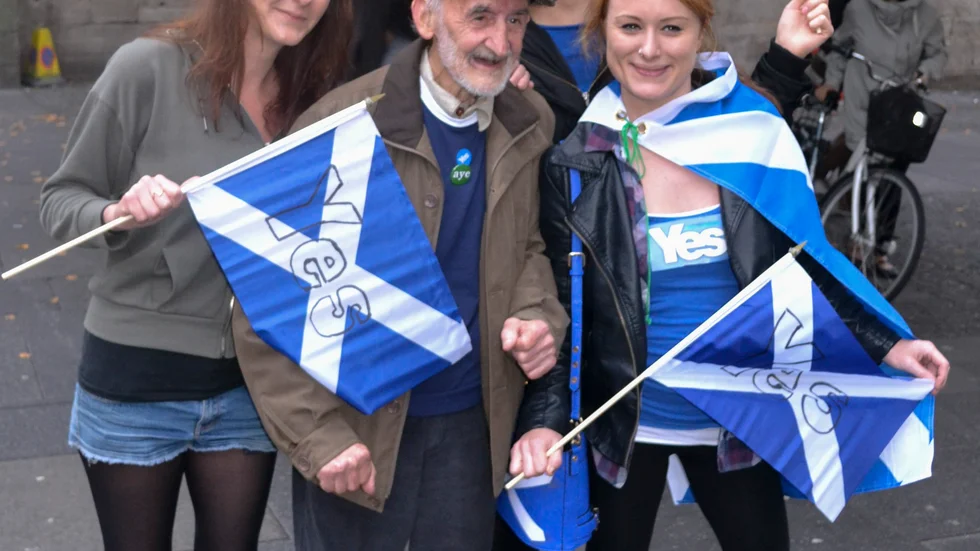 EDINBURGH 2014-09-17 Gammal och ung kampanjar in i det sista för ett ja i Edinburgh snart kanske Skottlands huvudstad på riktigt igen, om skottarna säger ja i torsdagens folkomröstning. Foto: Wiktor Nummelin / TT / kod 10510