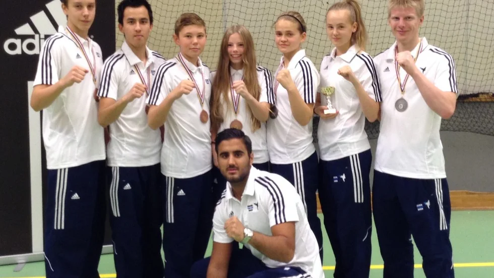 Medaljörer Från vänster; David Lindström, Mohammed Reza, Adam Forsmark, Naima Walter, Mathilda Norberg, Tilda Larsson och Linus Sjödin. Längst fram coach Denis Yilmaz från Soo Shim Gävle. Foto: Privat