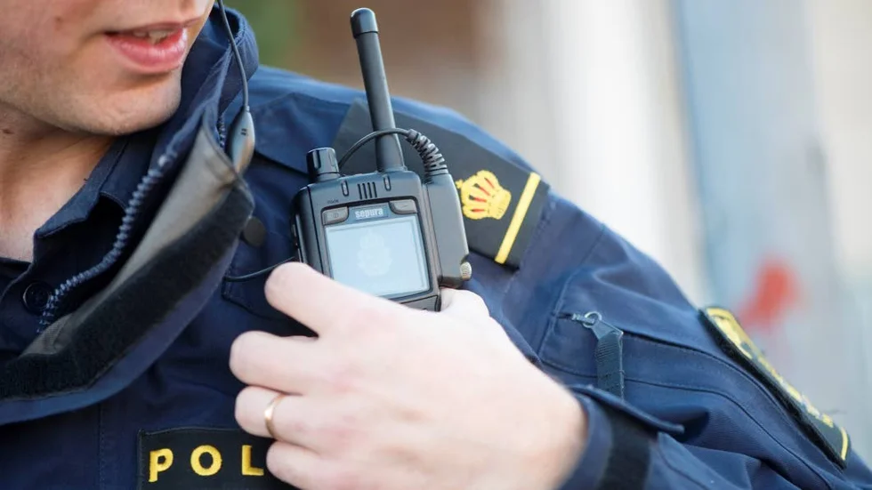 När pojken gick av bussen möttes han av två okända ungdomar som stal hans mobiltelefon, enligt anmälan.
