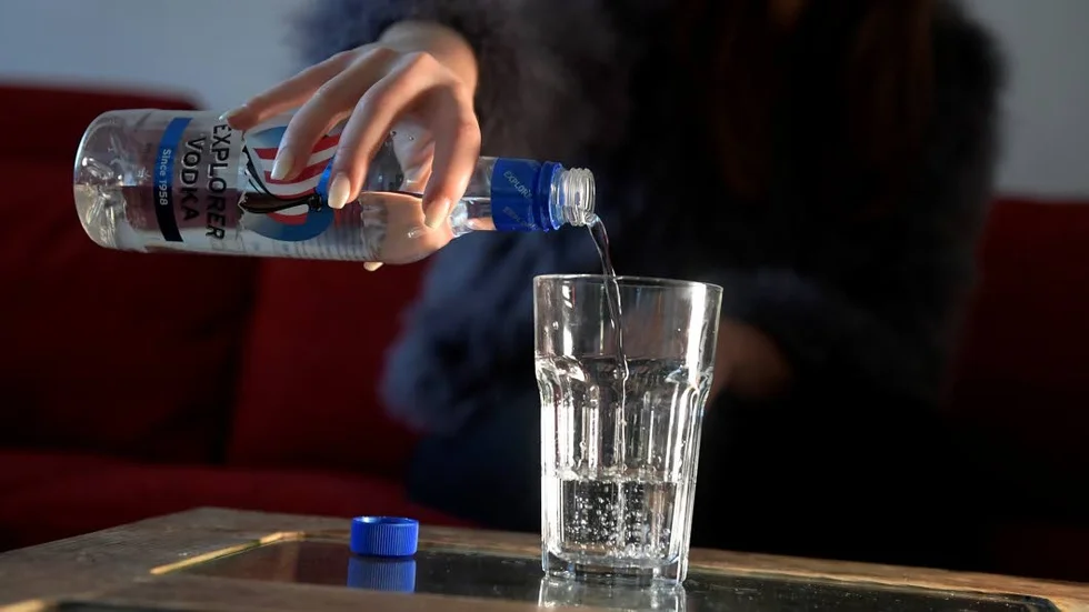 Den 53-åriga mannen sålde sprit till tonåringar.
