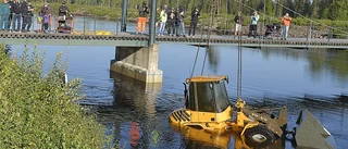 Lastmaskinen räddades ur djupet