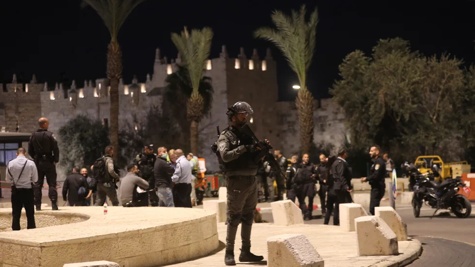 En israelisk polis står vakt vid Damaskusporten efter knivangreppet på lördagen.