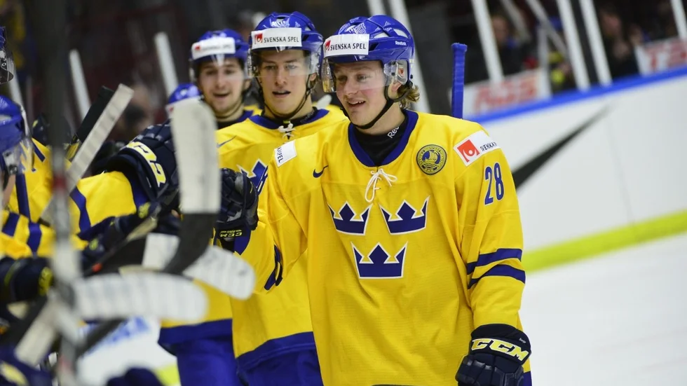 Sveriges Lucas Wallmark vid båset sedan han gjort 4-0 under kvartsfinal 4 i JVM i ishockey mellan Sverige och Slovakien i Malmö Arena på torsdagen. Foto: TT