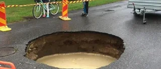 Stort slukhål mitt i gatan