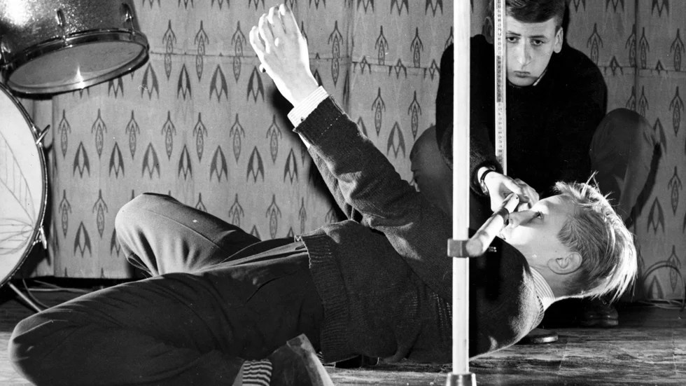 Att dansa limbo var populärt på 1960-talet. Ungefär då startade diskussionerna om en förbifart förbi Skellefteå. Foto: Pressens bild/TT