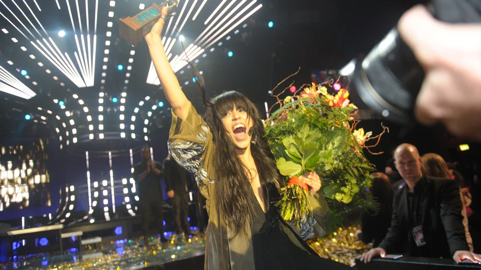 Loreen med blommor och priset sedan hon segrat i Melodifestivalen 2012. Foto: Maja Suslin / TT