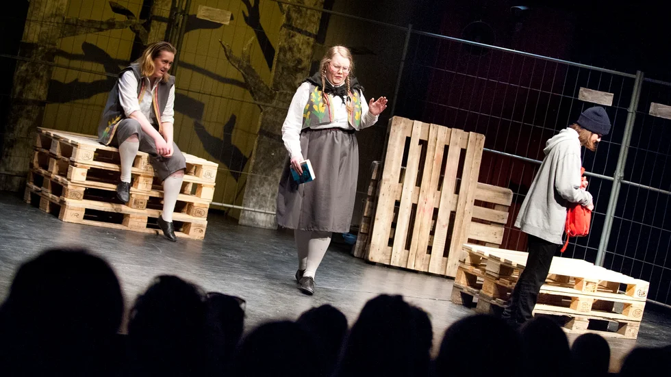 På scen. Anderstorpsskolans estetiska program inriktning teater var först ut att inta scenen med föreställningen ”Trogen dina seder” skriven av Dafydd James.
