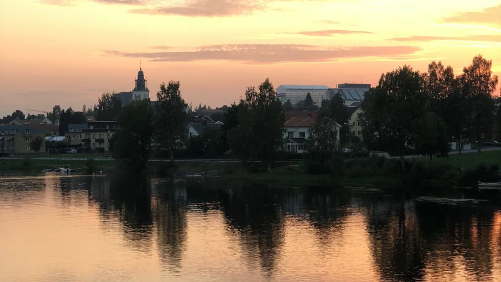Himlen färgade Skellefteälven rosa under måndagskvällen. 