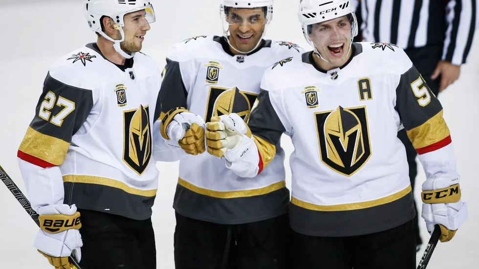 Vegas Golden Knights David Perron, Pierre-Édouard Bellemare och Shea Theodore kan fira en seger borta mot Ottawa Senators. 