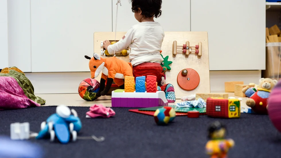 Akademiskt. Allt fler kommuner ställer krav på att förskolorna bara ska fastanställa högskoleutbildad personal.