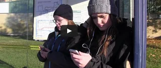 Parodi på ungdomars sjukliga användande av mobiltelefonen