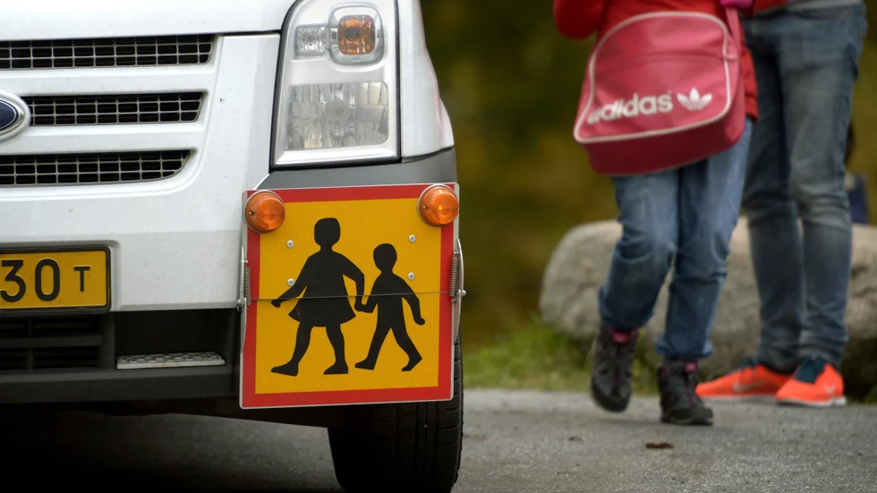 Skolbussar i norra delarna av Finspångs kommun kunde inte ta sig fram på vissa platser på grund av ishalkan.