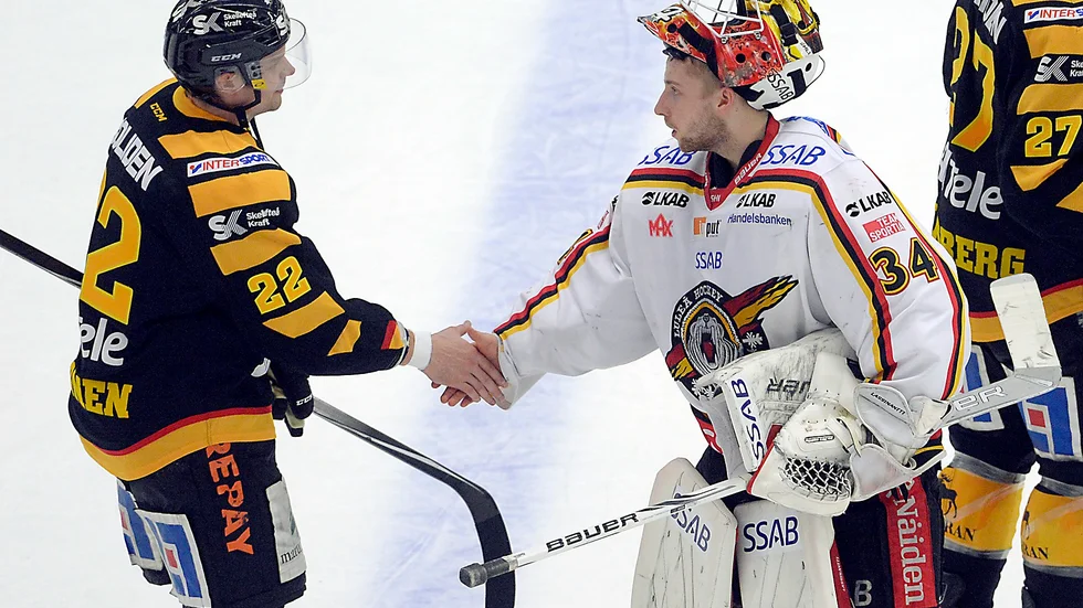 Tack. Janne Pesonen och Luleås målvakt Joel Lassinantti tackar varandra efter matchen.