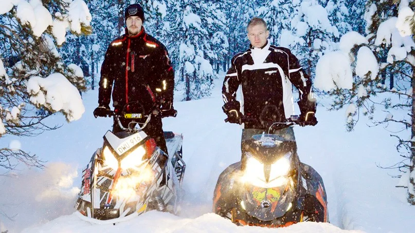 Joakim Armgren och Johan Sadelius uppfann en ny tävlingsform för snöskoter och arrangerar nu tävlingen för andra året i rad och de gläds åt all snö som kommit de senaste dagarna.