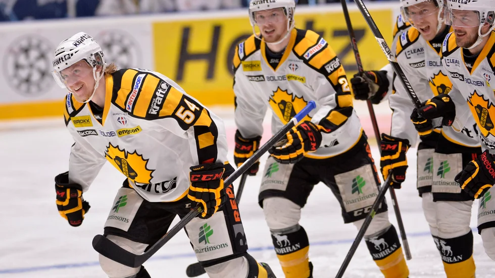 KARLSTAD 2014-04-21 SAIK-jubel efter 1-0 av Anton Lindholm under final 4 i bäst av 7 mellan Färjestad BK och Skellefteå AIK i Löfbergs Arena i Karlstad annandag påsk. Foto: Jonas Ekströmer / TT / kod 10030