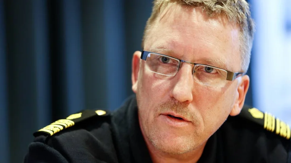 Förbannad. Peter Wahlberg, polisområdeschef är förbannad över att polisen kunde attackeras, men menar att det är juridiken som bestämmer brottsrubricering.